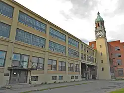 Главный вход на фабрику и часовая башня, фото 2013 года