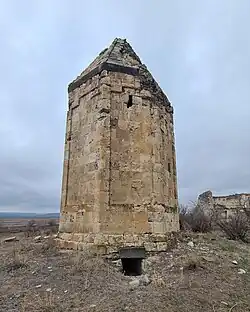Юго-западная сторона со входом в склеп