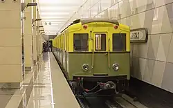 Трёхвагонный состав типа А на станции Селигерская