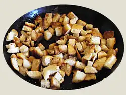 Солёные гренки для супа на сковороде