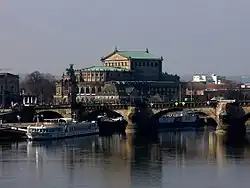 Вид на театр с противоположного берега Эльбы