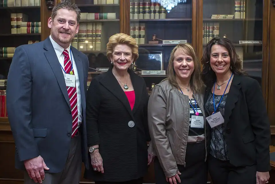 Члены Ассоциации директоров начальных и средних школ Мичигана на приёме у сенатора Дебби Стабенау