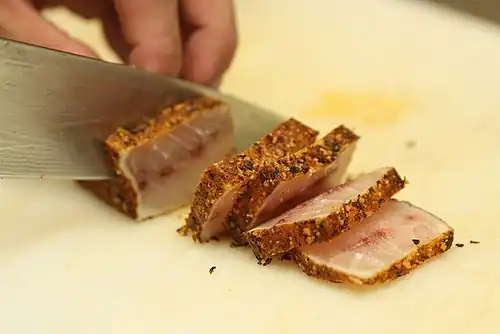 Нарезка готовой рыбы ножом