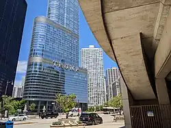 Вид от церкви на башню Трампа и  скамейку из фильма Брат-2 (левый нижний угол).