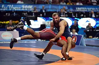 Юнус Озель (в синем) в схватке против Джастина Лестера (США) на чемпионате мира 2015 года