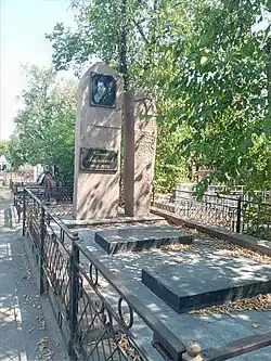 Надгробный памятник над могилой Шакена Айманова