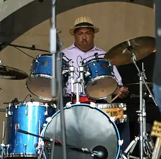 Три том-тома синего цвета в составе ударной установки