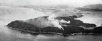 Крейсер USS Saint Paul (CA-73)[англ.] ведёт огонь по батареям на мысе Калмагак в декабре 1950 года