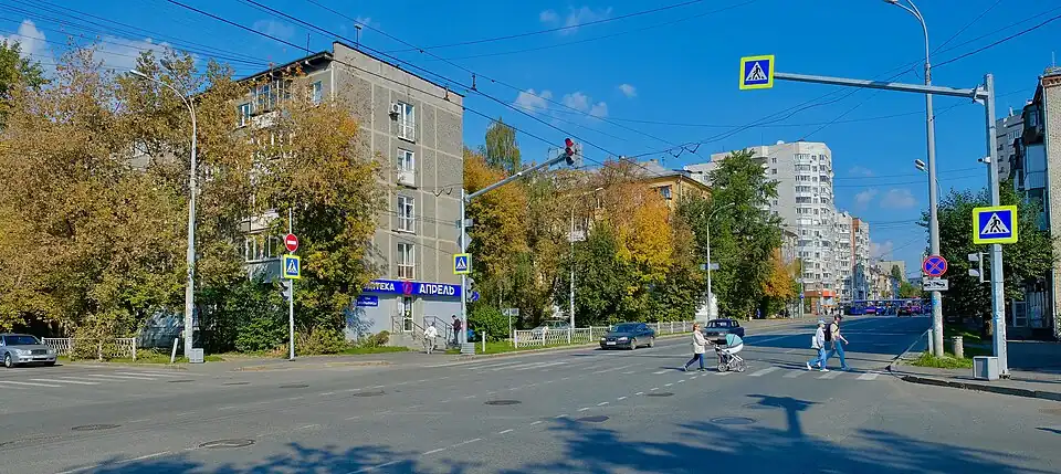 Перекрёсток с ул. Мамина-Сибиряка