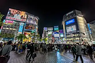 Сибуйский диагональный пешеходный переход в районе Сибуя ночью