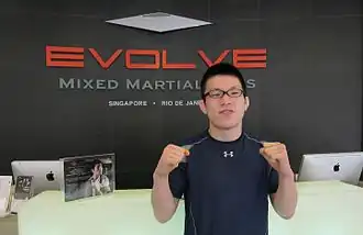 Аоки в тренировочном центре Evolve MMA в Сингапуре, апрель 2011 года