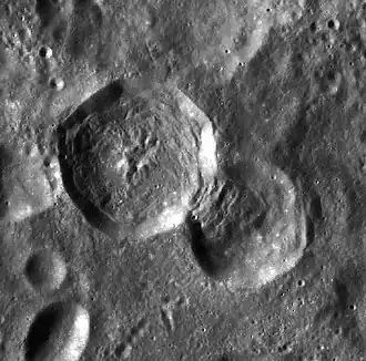 Снимок зонда Lunar Reconnaissance Orbiter. Кратер Добровольский справа, слева от него кратер Ширакаци.