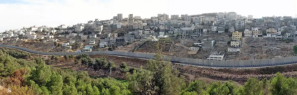 Панорамный вид на лагерь Шуафат и район Дахьят а-Салам с севера, 2007