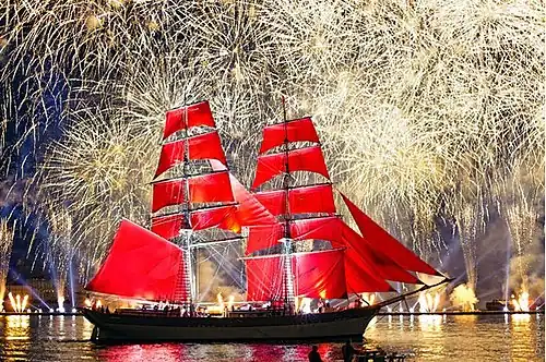 Проход корабля с алыми парусами в сопровождении фейерверка — один из ключевых эпизодов праздника