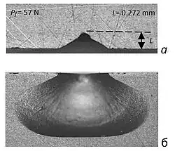 Рис. 2. Шрам скола, образовавшийся на кромке образца нитридной керамики: вид в направлении индентирования (а) и вид в направлении боковой поверхности образца (б) при нагрузке на индентор Pf = 57 Н и расстоянии разрушения L = 0, 272 мм