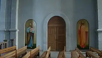 Внутри храма