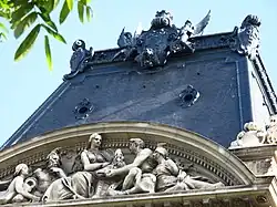 Фронтон правления банка Лионский кредит в Париже