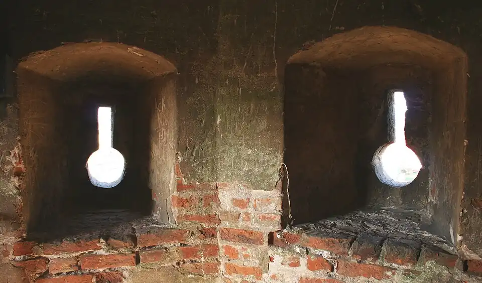 Ключевидные бойницы в башне