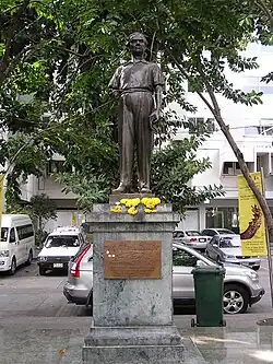 Статуя Силпа Бхирасри в университете Синлапакон