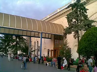 Выход на первую платформу из вокзала