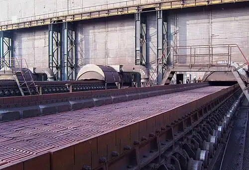 Хвостовая часть агломашины с тележками на открытом воздухе