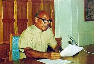 Сэр Джон Гайс зачитывает Акт провозглашения независимости нового государства Папуа — Новая Гвинея 16 сентября 1975 года