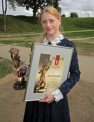 Татьяна Сивец с литературной премией «Золотой Купидон» за книгу «Куда пропала обезьянка Маня?»