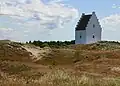 Башня Захороненной церкви (дат. tilsandede kirke) возвышается над песчаной дюной