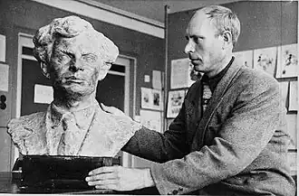 Г. Поммер со скульптурным портретом Я. Креукса