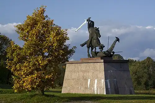 Скульптура «Битва Святого Георгия с драконом» в посёлке Тори