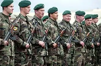 Военнослужащие 11-го механизированного батальона армии Словакии (в американском камуфляже «Woodland» и с автоматами vz.58V) на авиабазе Баграм, Афганистан (23 января 2004)