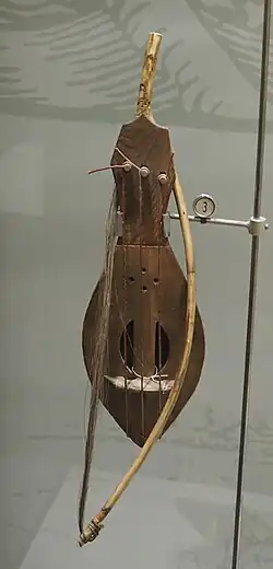 Новгородский гудочек XIV века, длина 30 см (реконструкция)