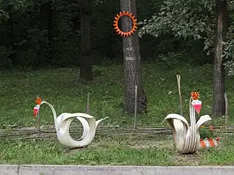 Лебеди из покрышек, окрестности Киева.
