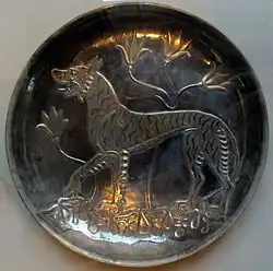 Согдийское позолоченное серебряное блюдо с изображением тигра с явным влиянием персидского сасанидского искусства[англ.] и серебряными украшениями VII-VIII вв.