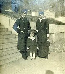 Лейтенант В. А. Соколов с семьёй