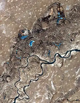 Вид со спутника меандрирующего русла реки Сунгари: в речной долине видны серповидные старицы