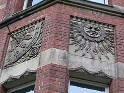 Солнечные часы на южной стороне здания