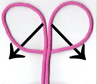 1. Сложить трос пополам, образовав закрытую петлю, и сложить закрытую петлю как при начале завязывания коровьего узла.