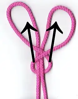 3. Продеть левый конец нижней петли в левую верхнюю, а правый конец нижней петли в правую верхнюю.