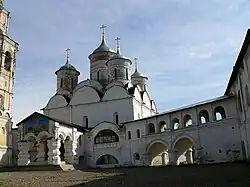 Крыльцо собора Спасо-Прилуцкого монастыря ведёт на гульбище-паперть (пристроено в XVII в., собор 1537—1542 гг.). Переход соединяет паперть с трапезной