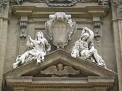 «Вера» и «Милосердие». Скульптурная группа главного фасада