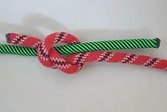 контрольный («простой») узел, завязанный «рабочим» концом верёвки на «грузовом», который в спортивном туризме называют «скользящим контрольным» узлом, с целью предотвращения развязывания основного узла