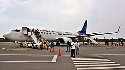 A Sriwijaya Air Boeing 737-800 embarking passengers in 2018