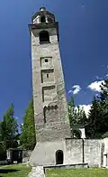Падающая башня Санкт-Морица, также известная как Schiefer Turm von St. Moritz. Здание было построено в 12 веке. Башня  имеет высоту более 30 метров и наклон около 5.5 градусов, что делает её уникальной достопримечательностью
