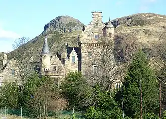 Вид здания с южной стороны на фоне холма Кроу-Хилл