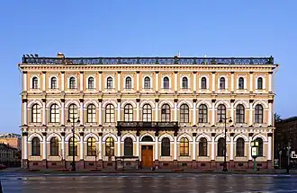 Фасад со стороны площади