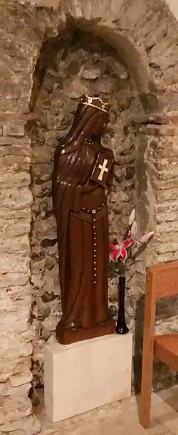 Деревянная статуя св. Берты Кентской у южной стены