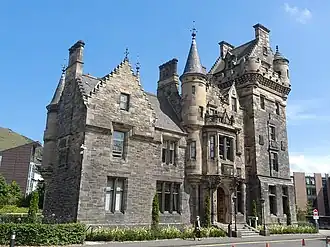 Главный фасад здания