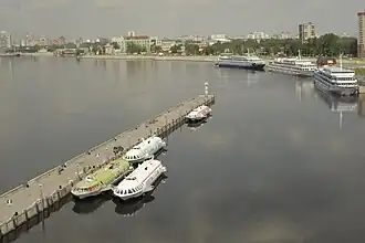 Вид на Соляной причал на Октябрьской набережной в Русановке