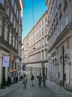 Улица Зайтенштеттенгассе, 4,  на которой расположена синагога